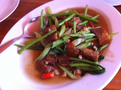 คะน้าหมูกรอบ