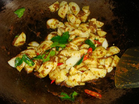 ผัดเผ็ดลูกชิ้นปลาภูเก้ต