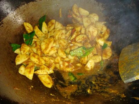 ผัดเผ็ดลูกชิ้นปลาภูเก้ต